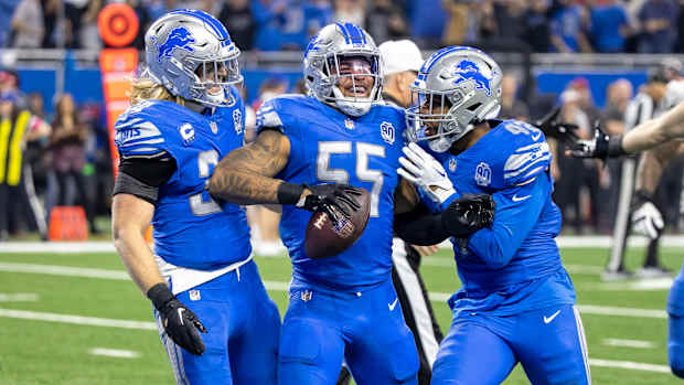 Derrick Barnes (55) celebrates with linebacker Alex Anzalone (left) and linebacker Jalen Reeves-Maybin 